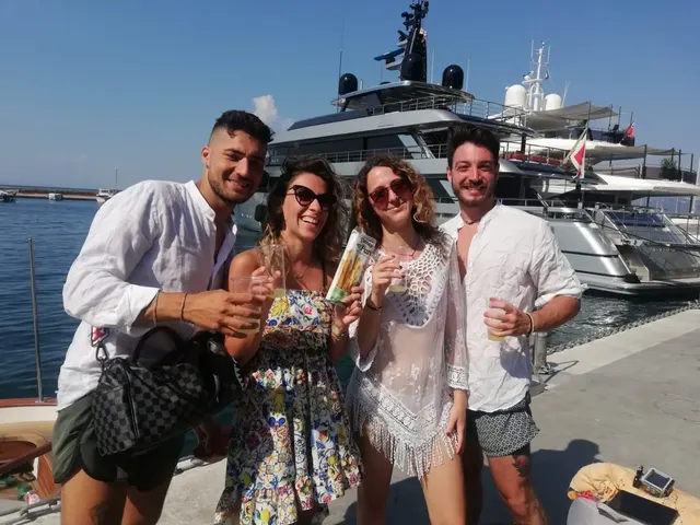 Group of guests at Marina Grande harbour