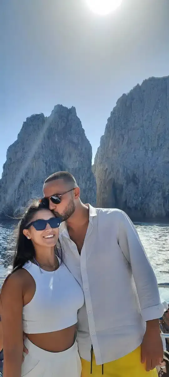 Couple in front of the Faraglioni