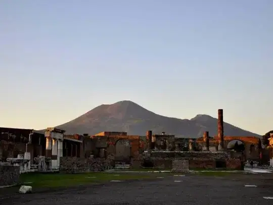 Pompeii and Vesuvius Tour from Naples: Day Trip with Guide and Lunch